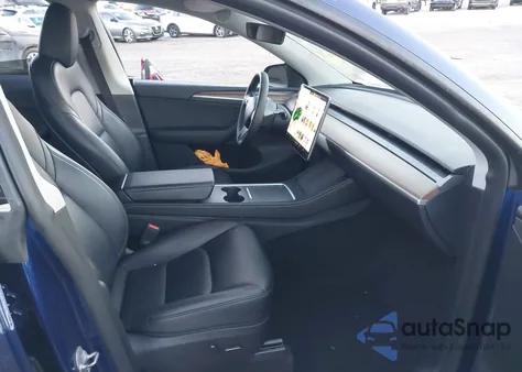 2024 Tesla Model Y Long Range Dual Motor All-Wheel Drive z USA, uszkodzony, nr VIN 7SAYGAEE4RF202351